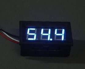 Voltmeter DC 3.6-50V Meter Blauw voorzien van instelbaar hoog/ laag voltage alarm